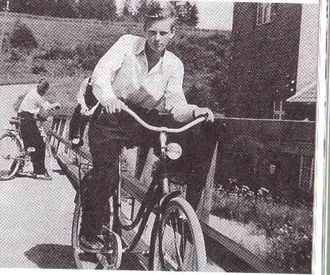 Sairasen Jussi oman naistenpy&ouml;r&auml;ns&auml; sel&auml;ss&auml; 1950-luvun alussa