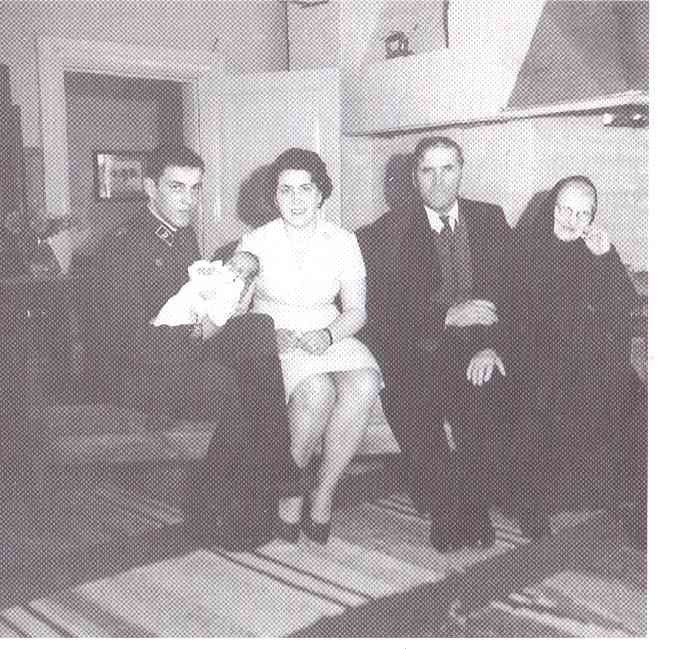 Kari Sir&eacute;n syliss&auml;&auml;n Jari Sir&eacute;n, Saara, Jussi ja Mamma kev&auml;&auml;ll&auml; 1963